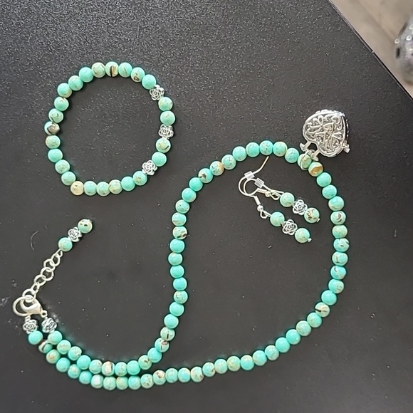 Jewelry - Beautiful peacock turquoise and shell jewelry set